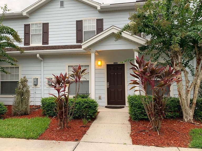 Bright 3 bed/2 bath Townhouse Close to Disney