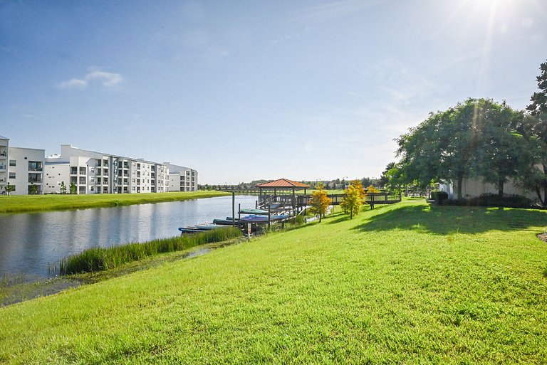 Condomínio com localização perfeita com Storey Lakes Resort