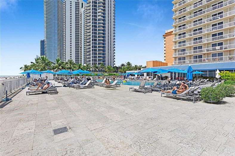 Perfectly Located Relaxing Beach Front Apartment at the Marc